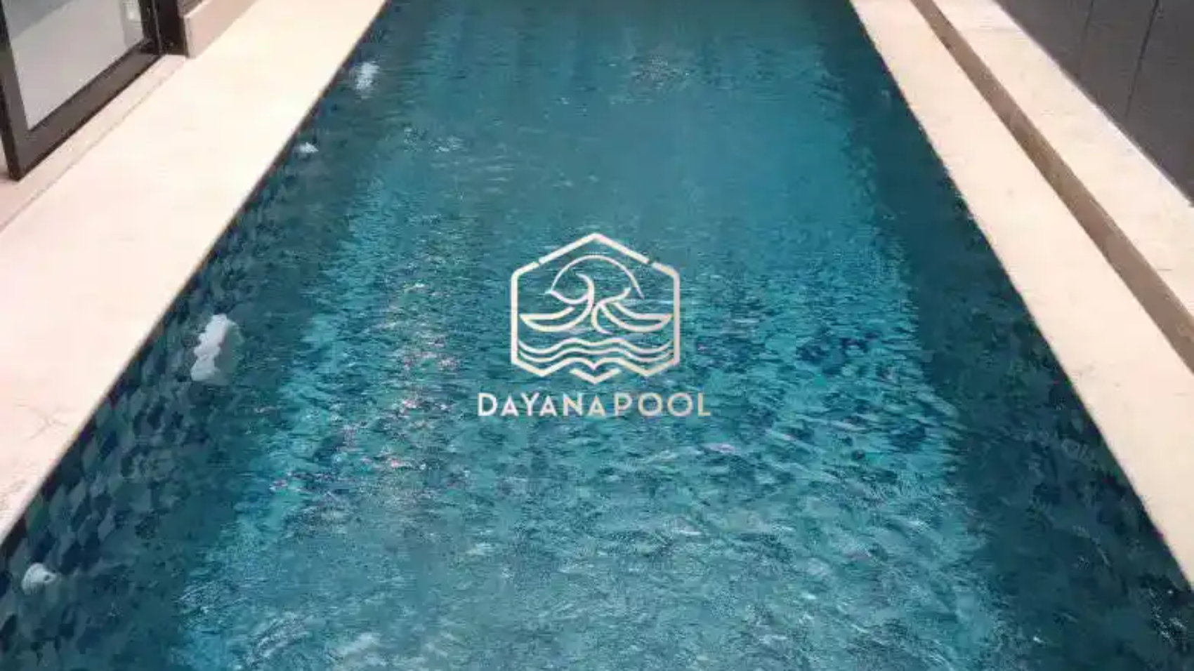 kolam renang skimmer dengan desain memanjang