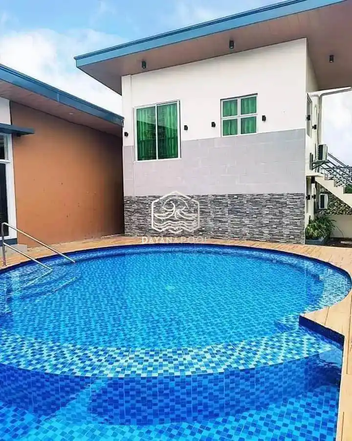 kolam renang berbentuk oval