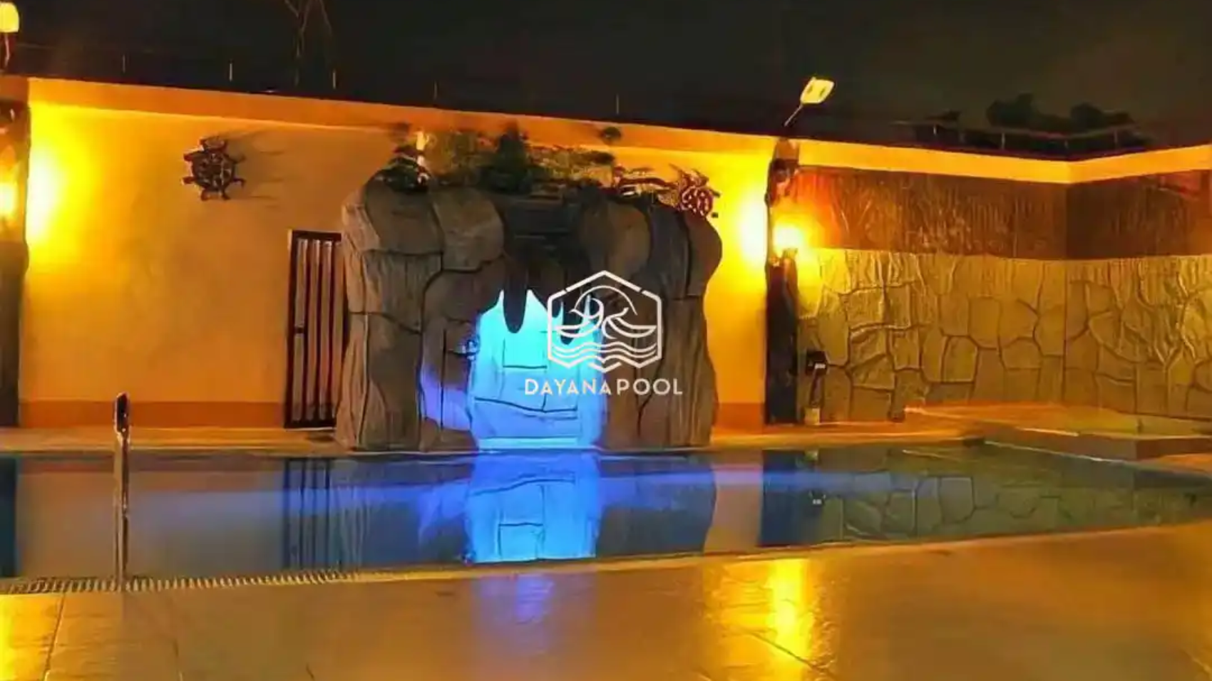 cahaya lampu kolam renang dimalam hari