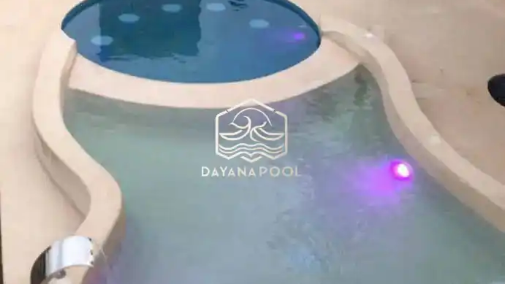 cahaya lampu kolam renang dimalam hari