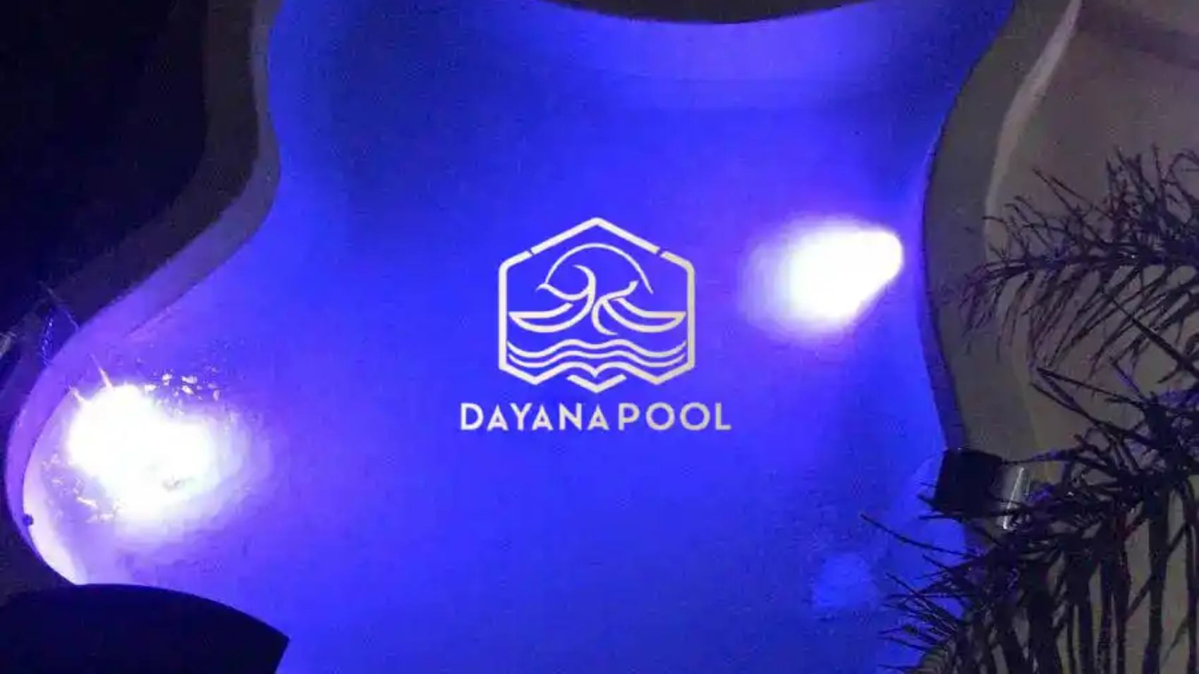 cahaya lampu kolam renang dimalam hari