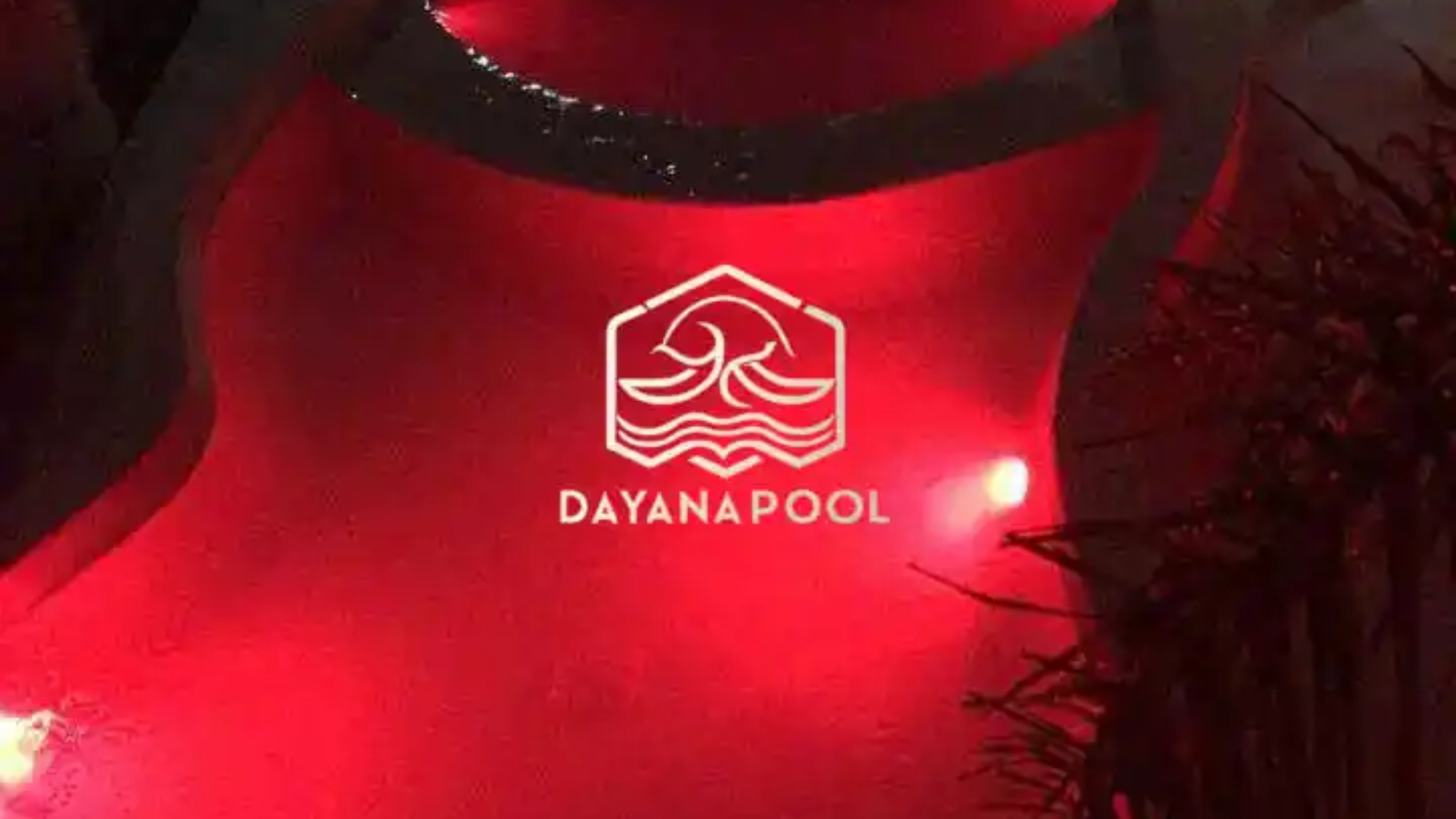 cahaya lampu kolam renang dimalam hari