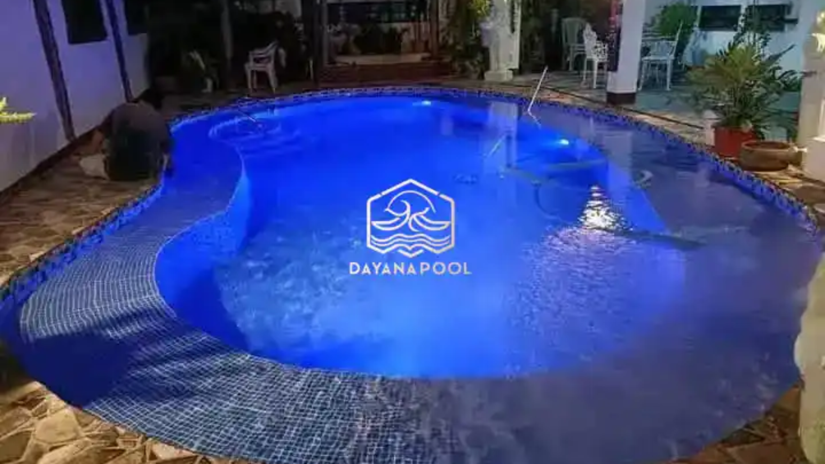 cahaya lampu kolam renang dimalam hari