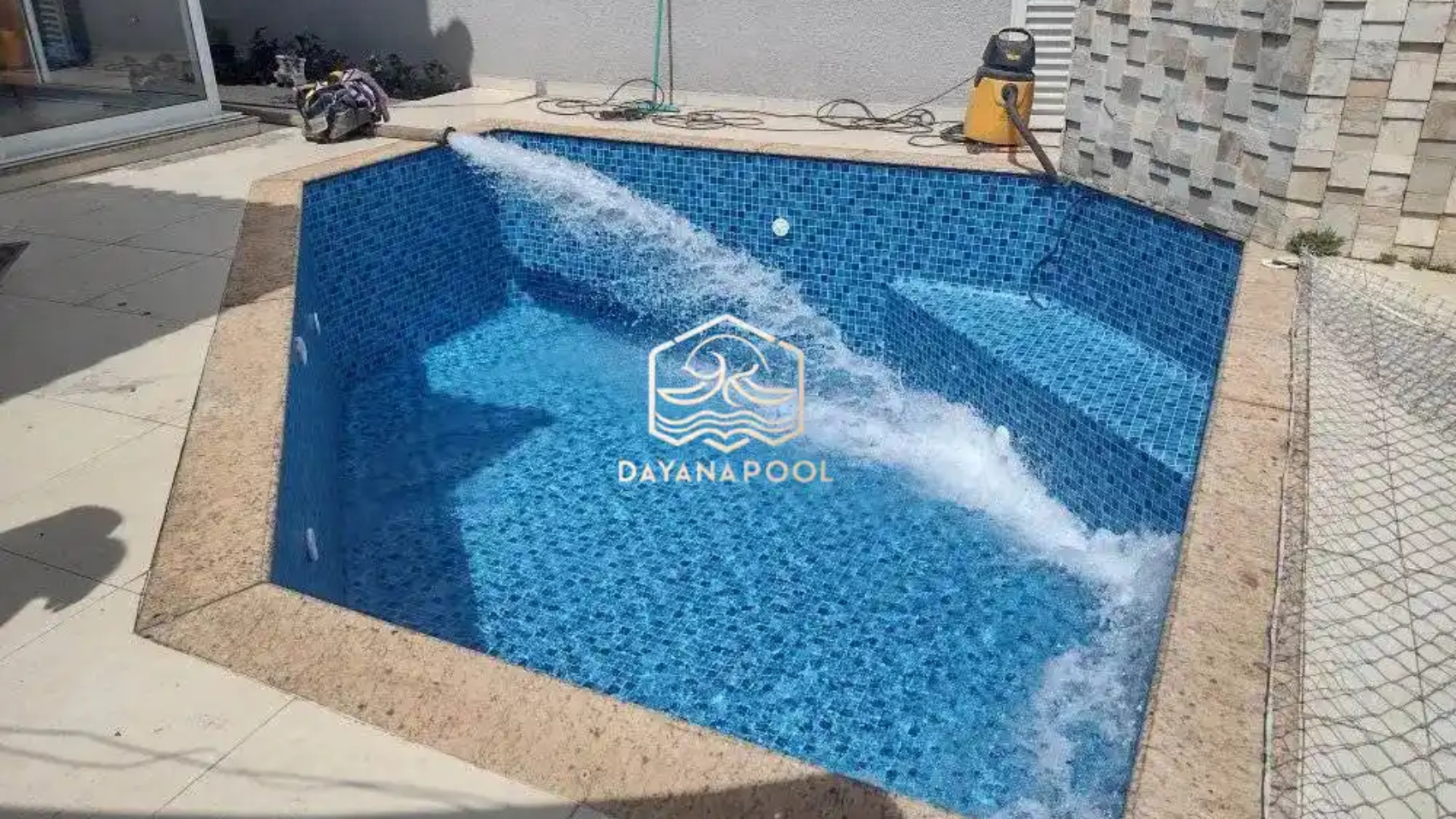 pengisian air kolam renang