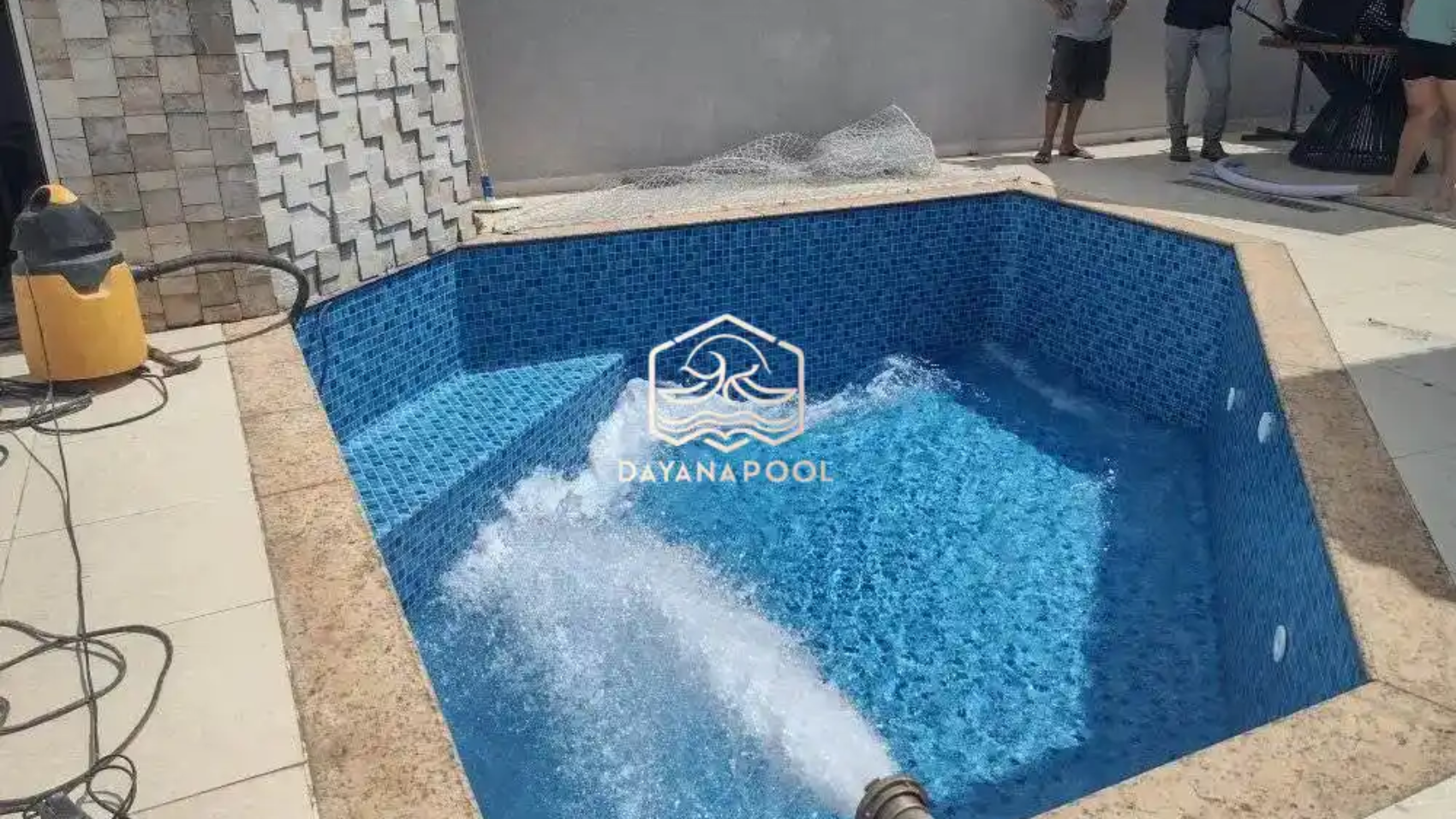 pengisian air kolam renang