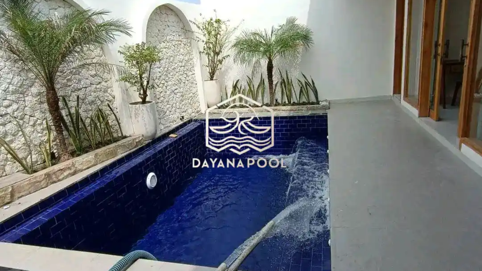 pengisian air kolam renang