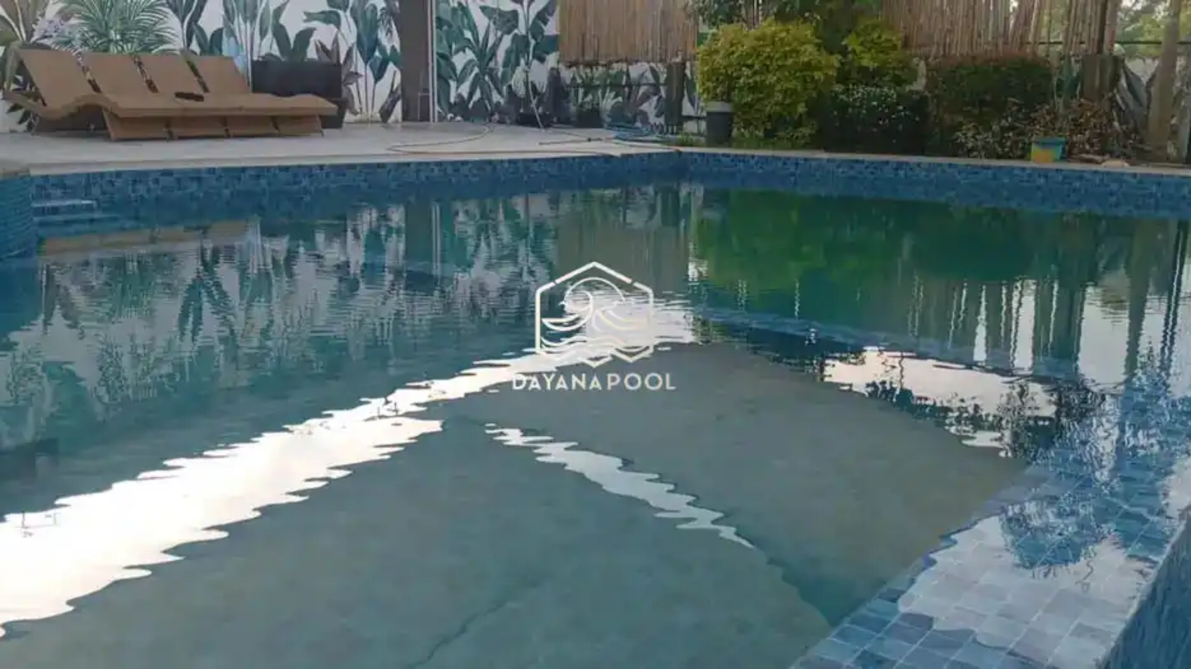 kolam renang dengan air yang berkabut serta butuh perawatan