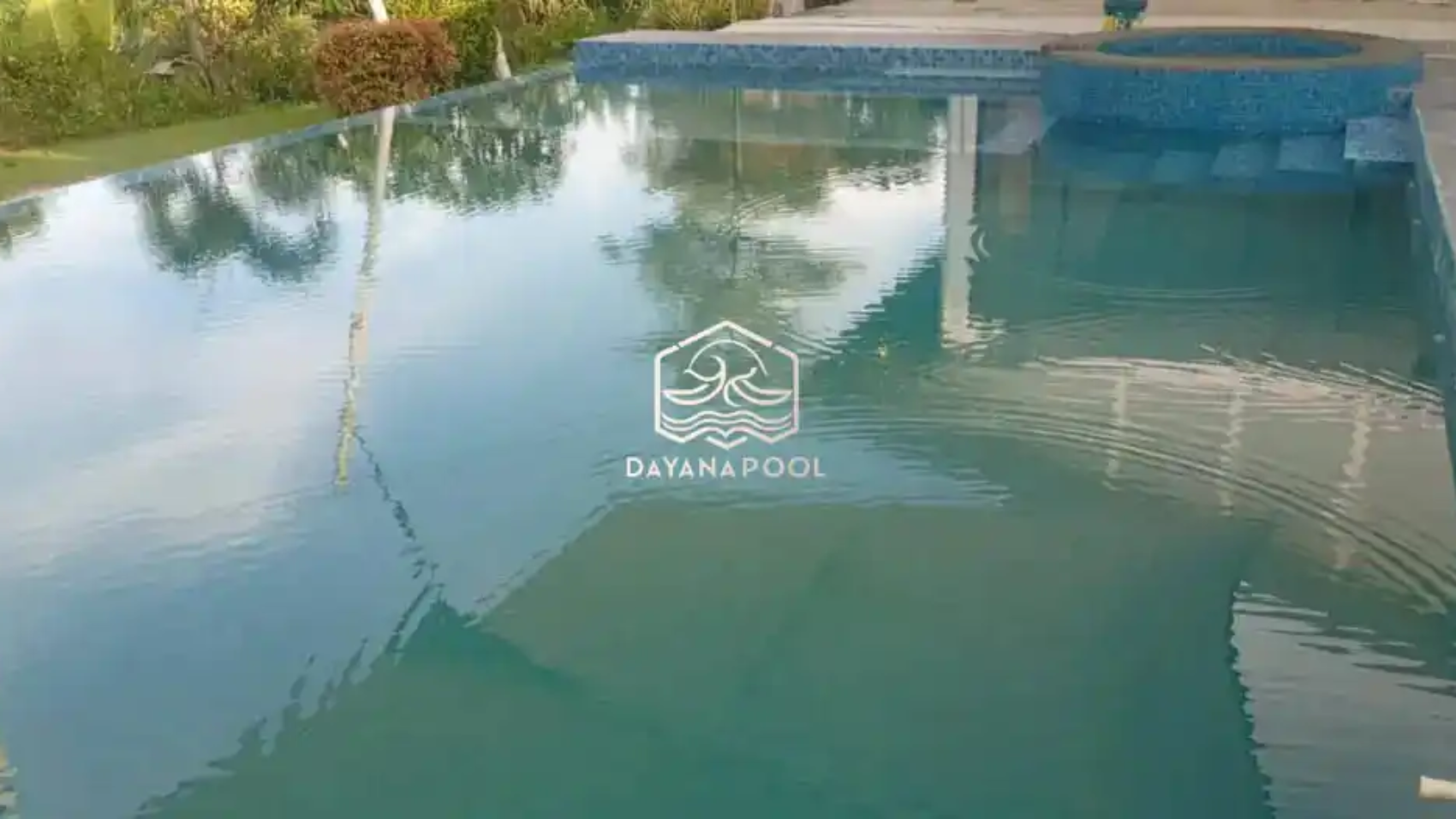 kolam renang dengan air yang berkabut serta butuh perawatan
