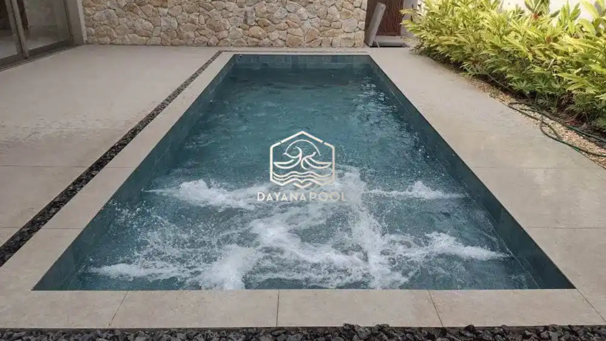 kolam renang skimmer box desain minimalis