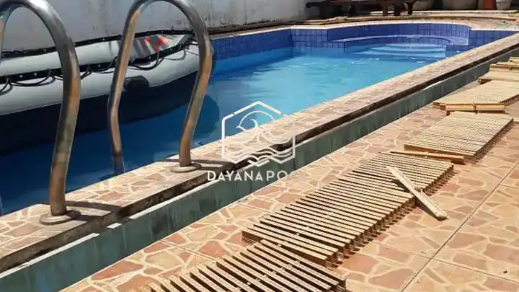kolam renang overflow dan perahu karet