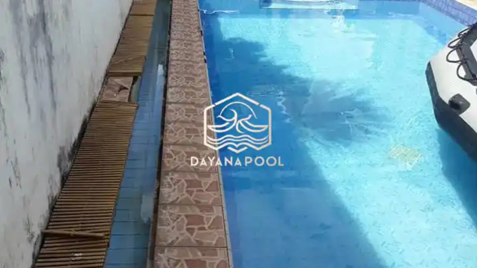 kolam renang overflow desain mewah
