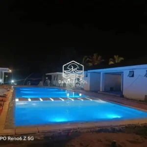 cahaya lampu kolam renang di malam hari yang indah
