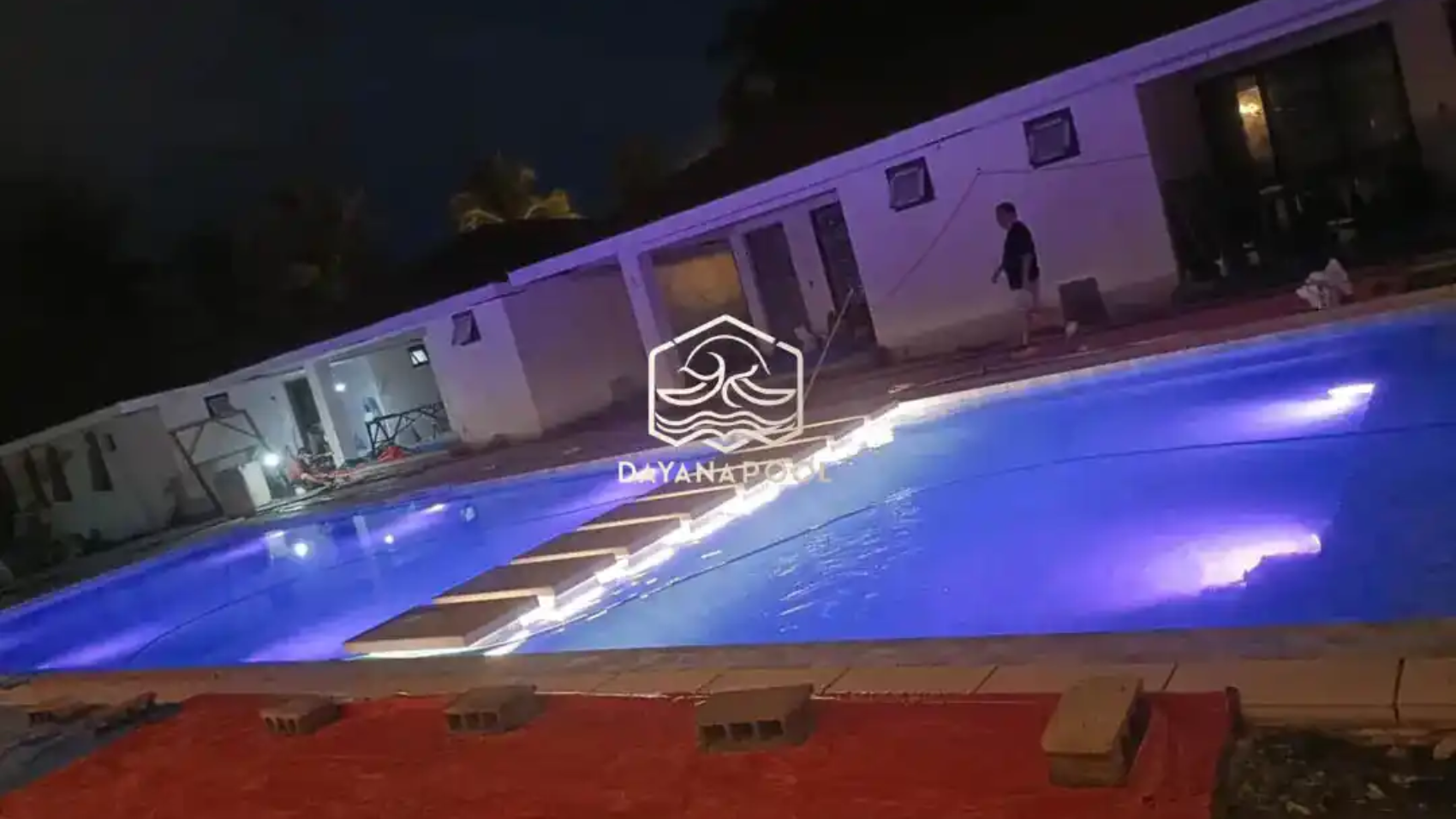 cahaya lampu kolam renang di malam hari yang indah