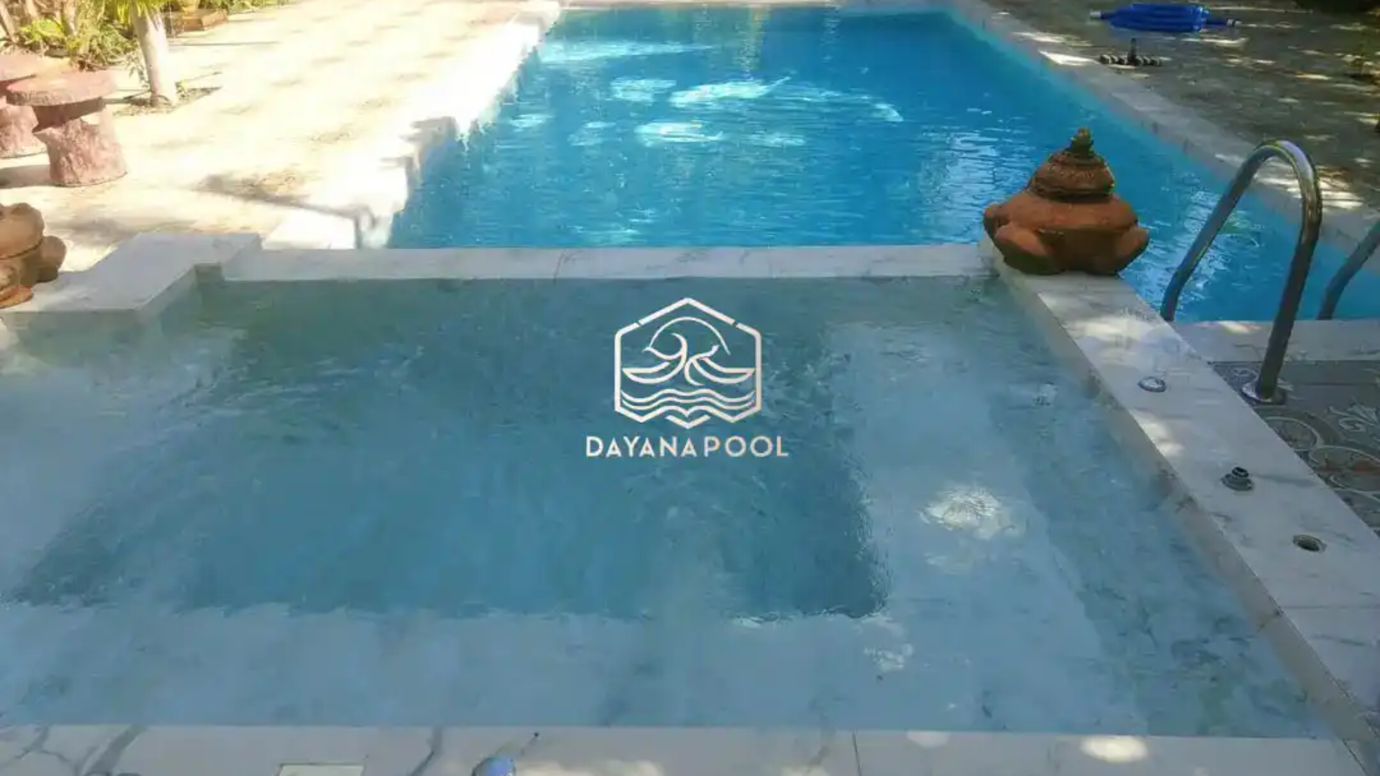 kolam renang desain mewah dengan finishing batu