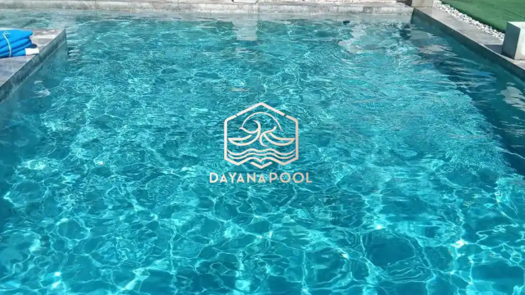 kolam renang desain mewah dengan finishing batu