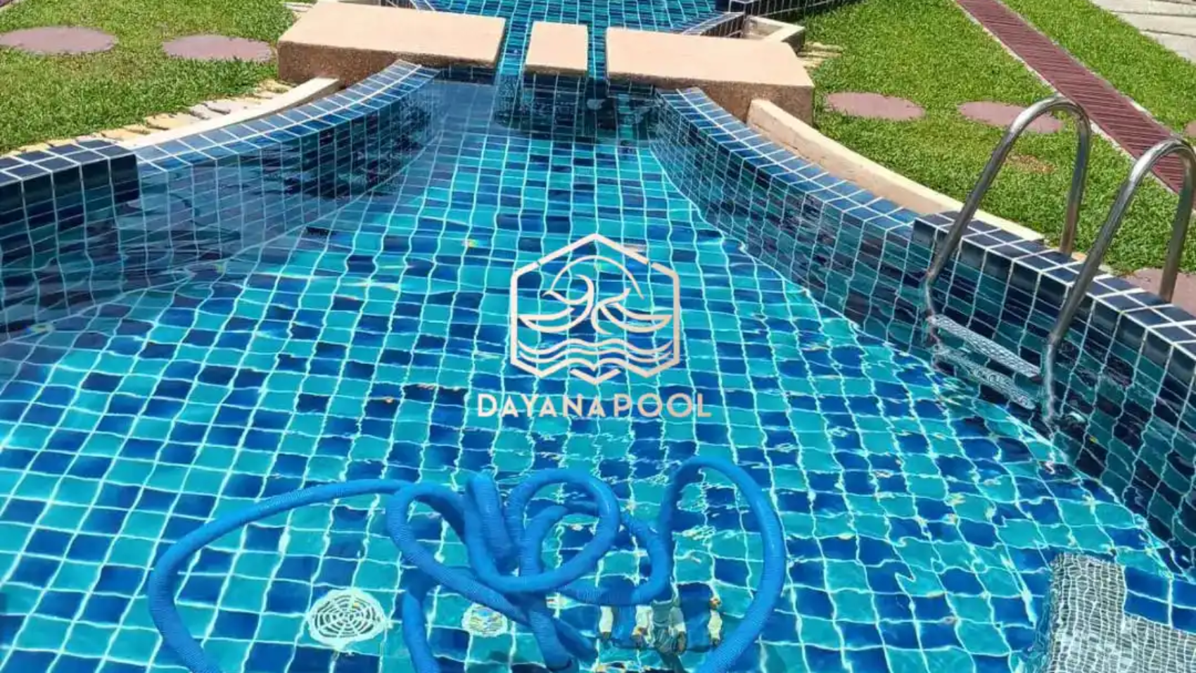 kolam renang desain oval melengkung yang futuristik
