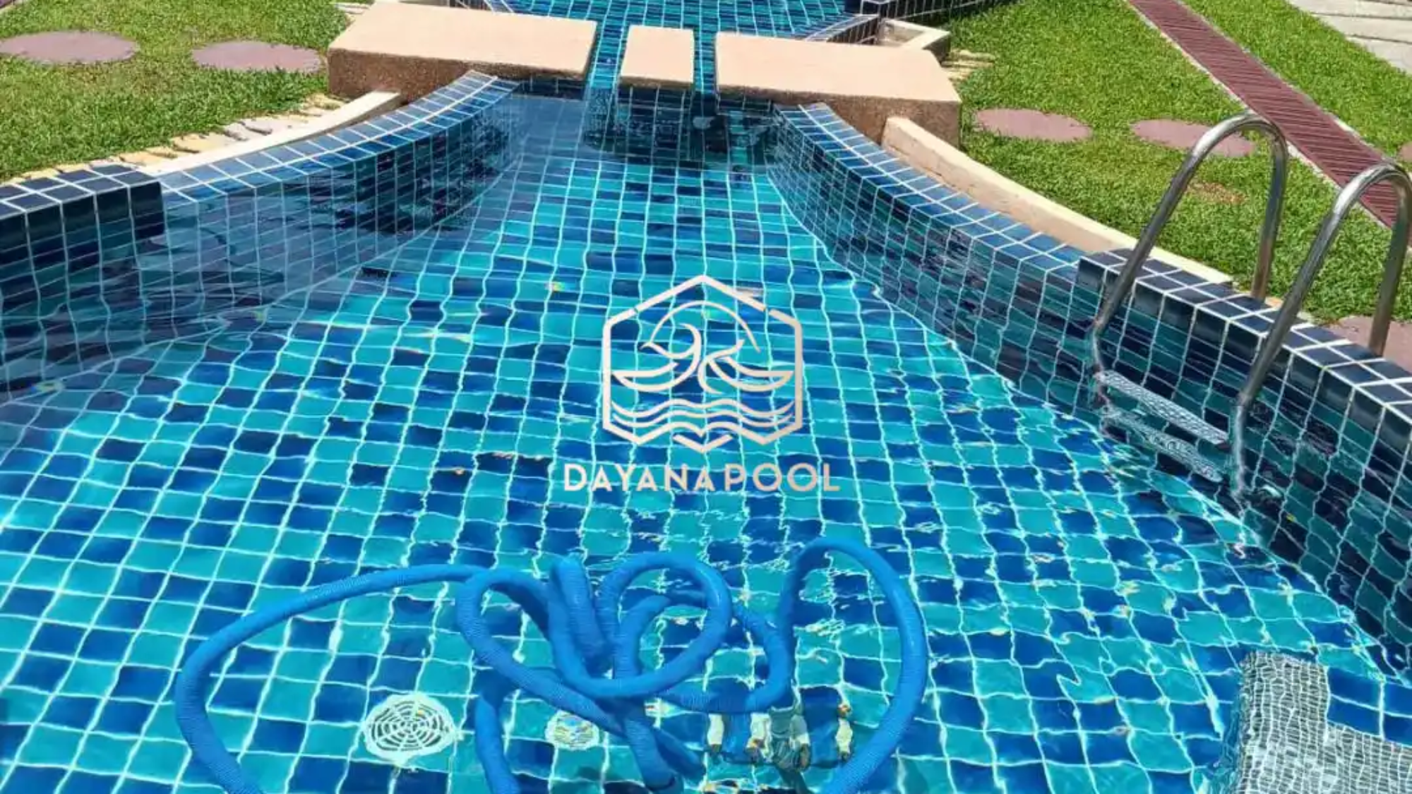 kolam renang desain oval melengkung yang futuristik