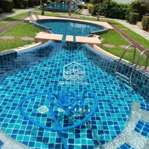 kolam renang desain oval melengkung yang futuristik