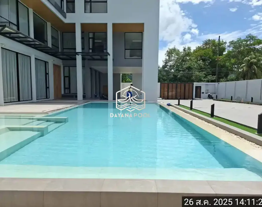 kolam renang desain mewah dengan finishing batu