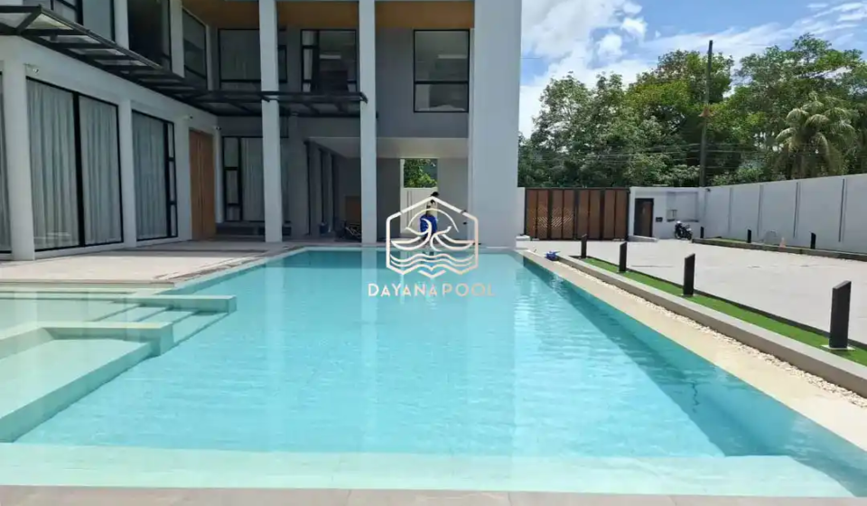 kolam renang desain mewah dengan finishing batu