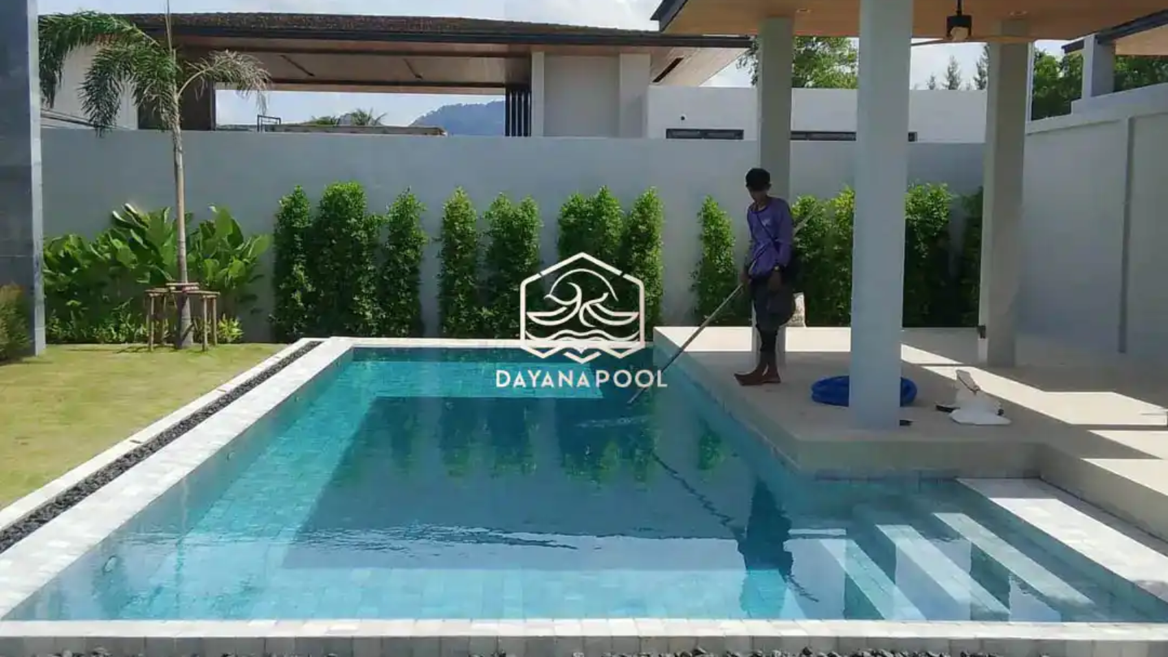 kolam renang desain mewah dengan finishing batu