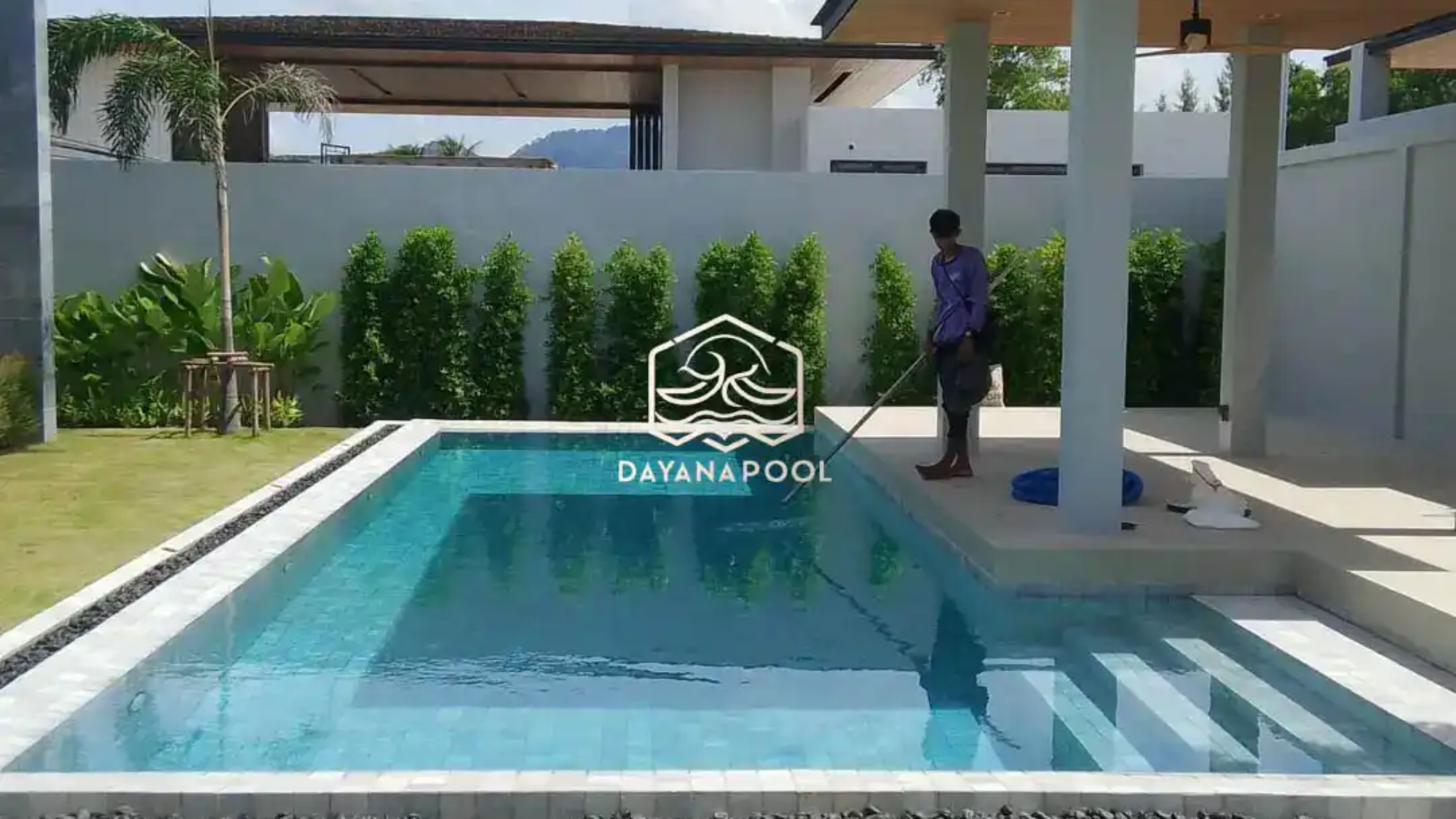 kolam renang desain mewah dengan finishing batu