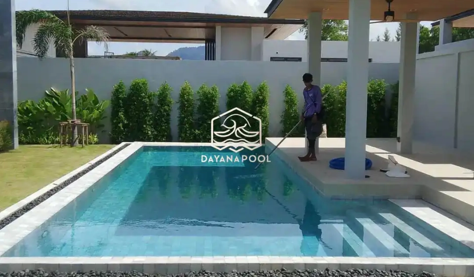 kolam renang desain mewah dengan finishing batu