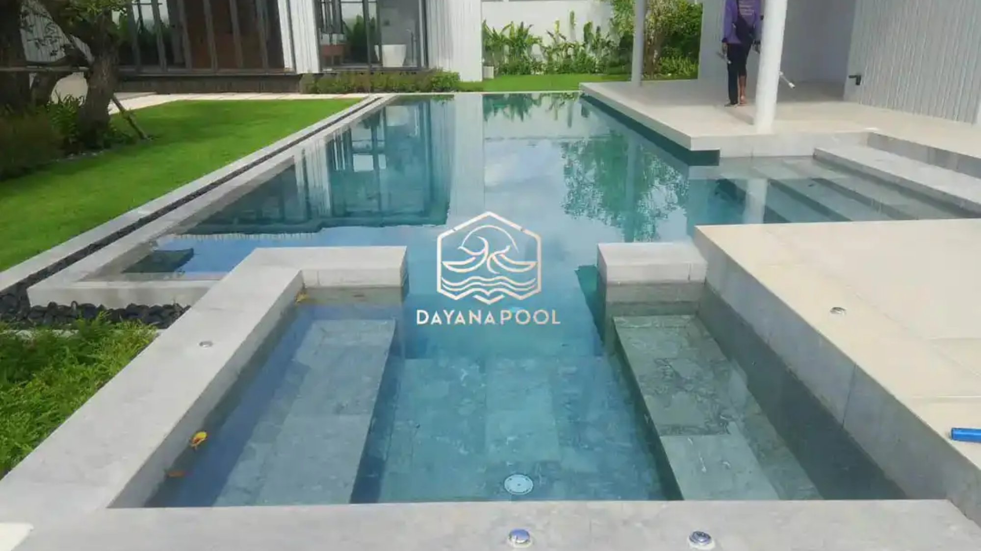 kolam renang desain mewah dengan finishing batu
