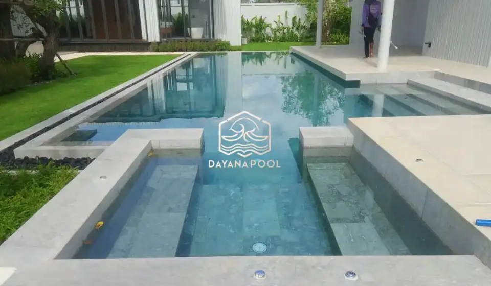 kolam renang desain mewah dengan finishing batu