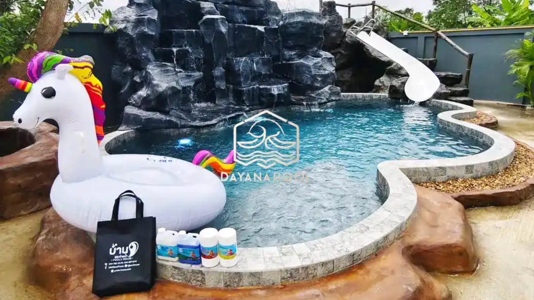 kolam renang desain mewah dengan finishing batu