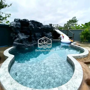 kolam renang desain mewah dengan finishing batu