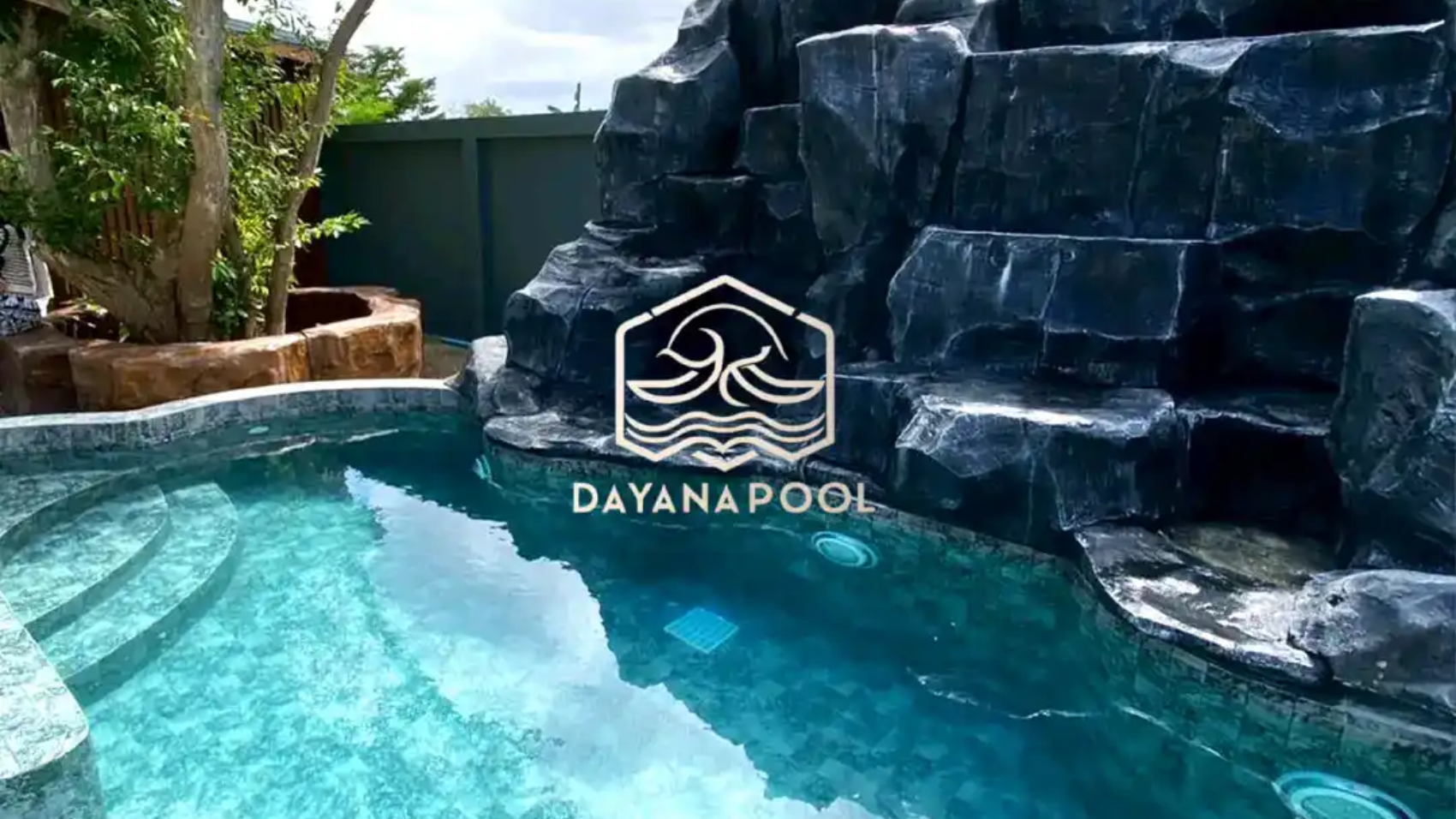 kolam renang desain mewah dengan finishing batu
