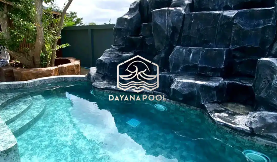 kolam renang desain mewah dengan finishing batu