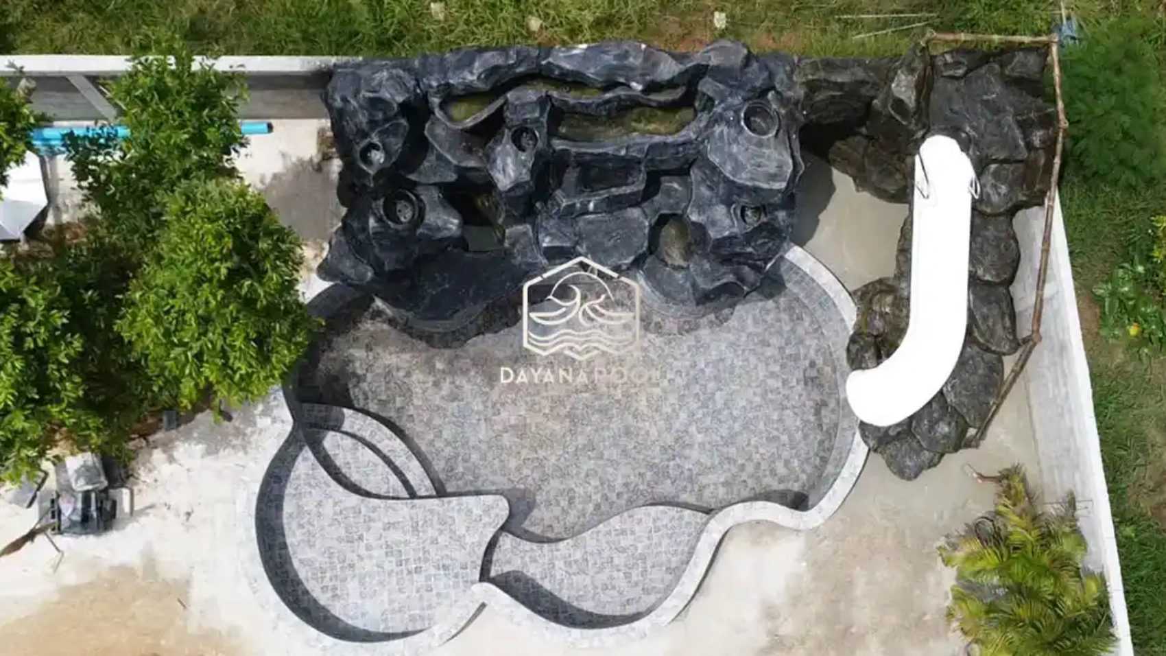 kolam renang desain mewah dengan finishing batu
