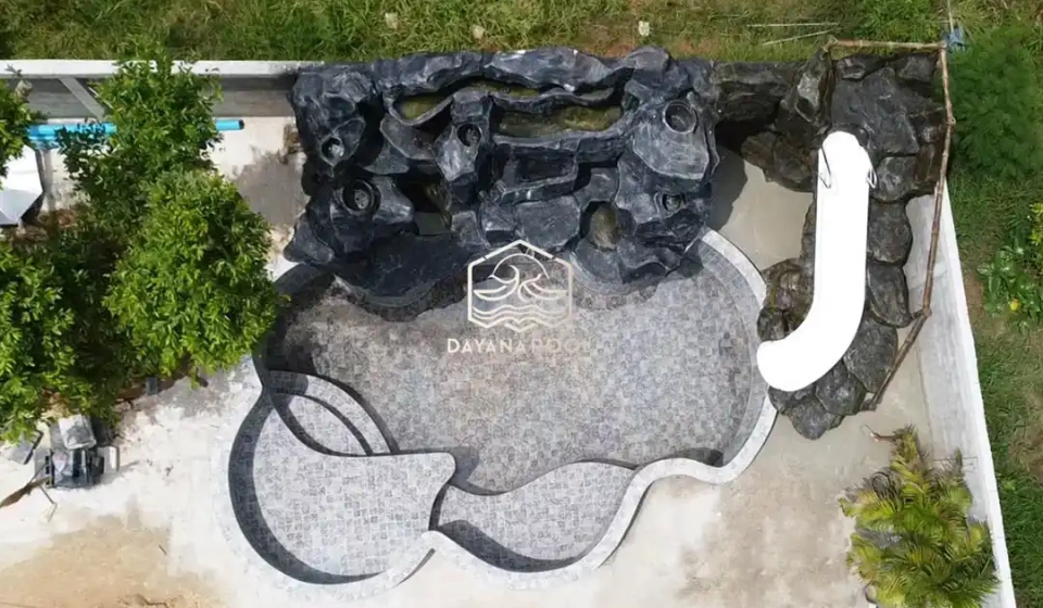 kolam renang desain mewah dengan finishing batu