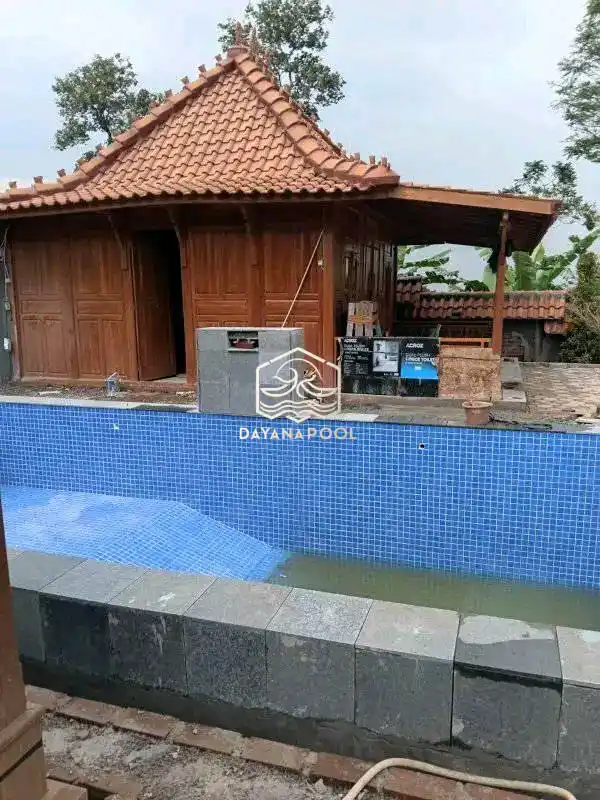 hasil pemasangan keramik kolam renang oelh dayanapool