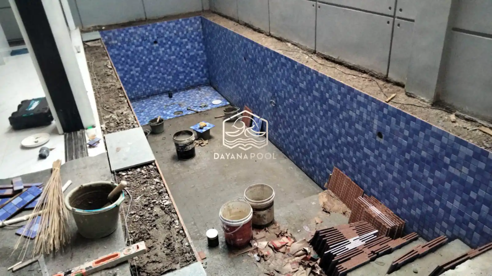 proses pemasangan keramik kolam renang