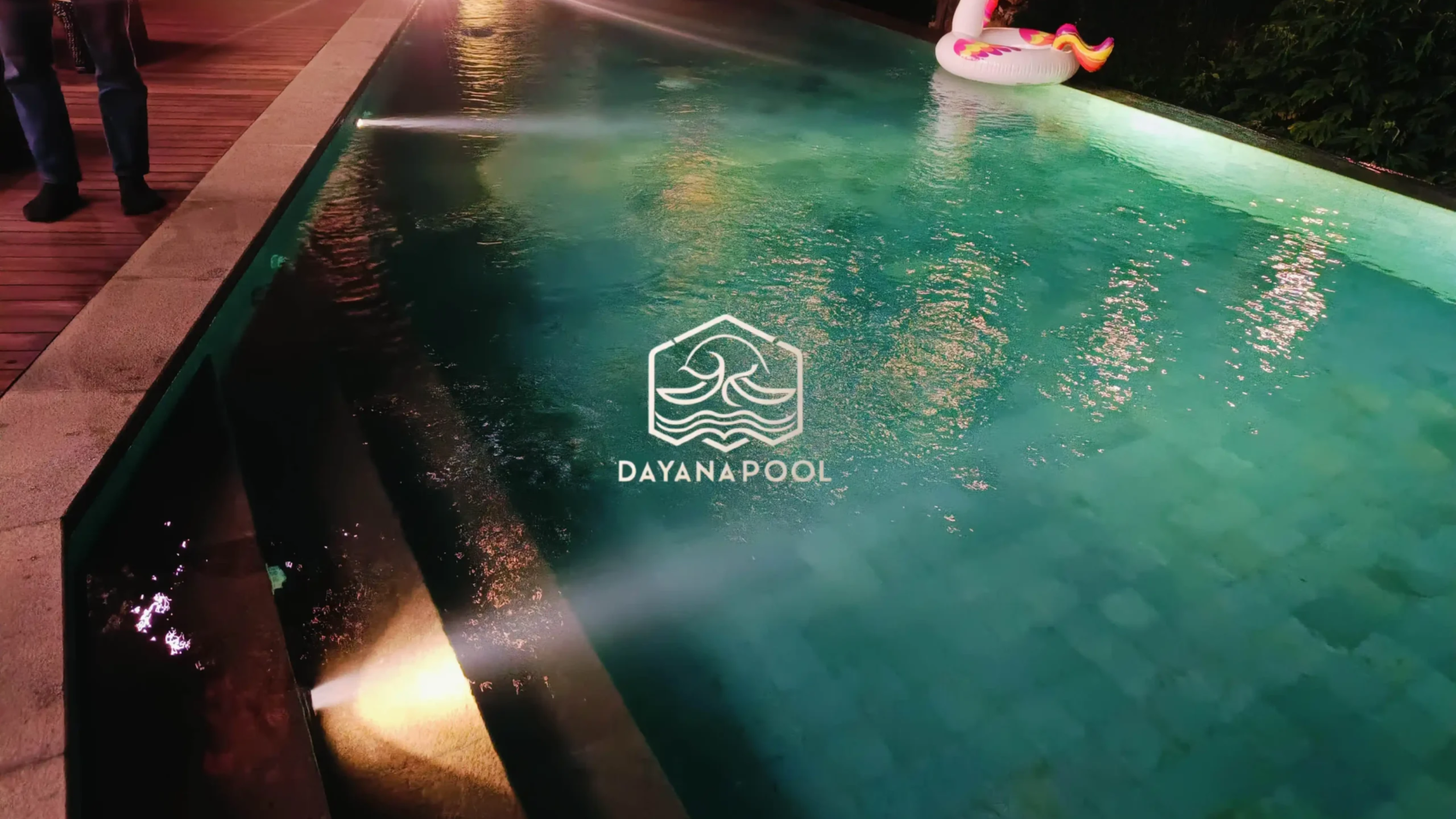 kolam renang infinity dengan cahaya lampu di malam hari