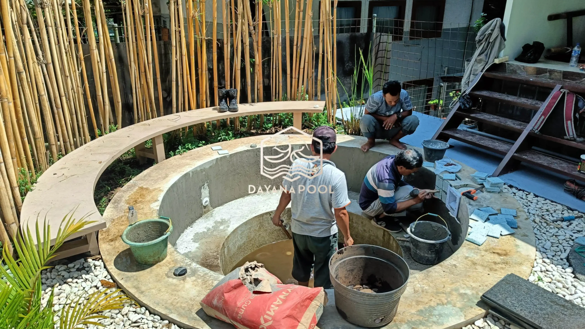 proses finishing jakuzzi menggunakan batu alam sukabumi