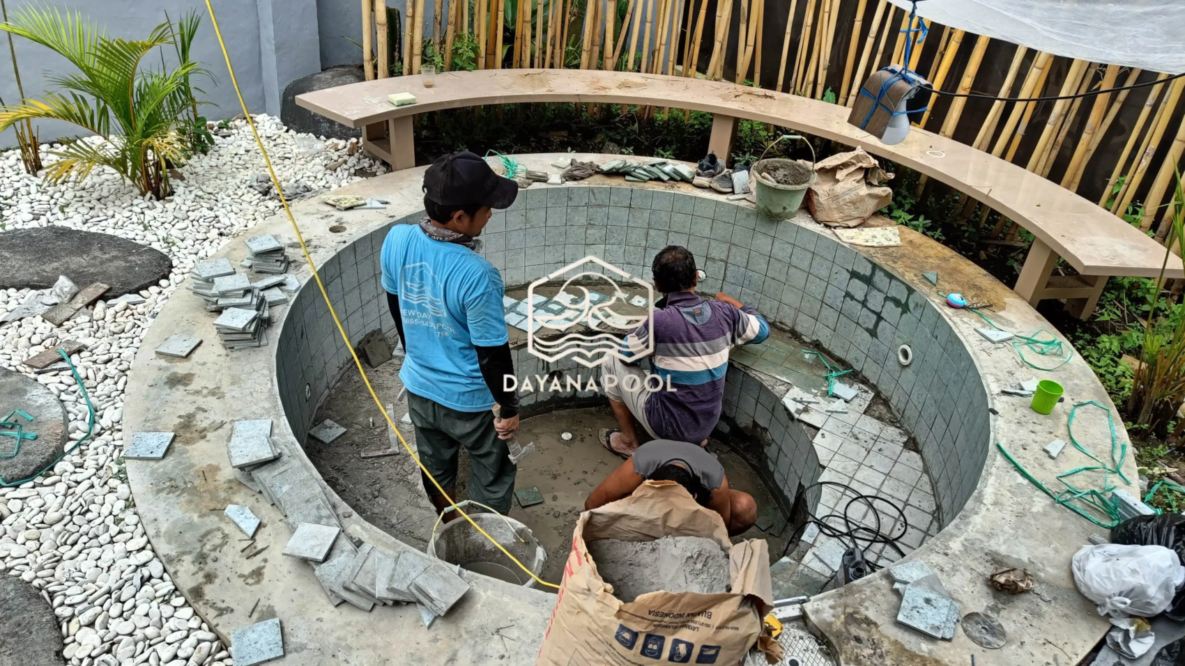 proses finishing jakuzzi menggunakan batu alam sukabumi