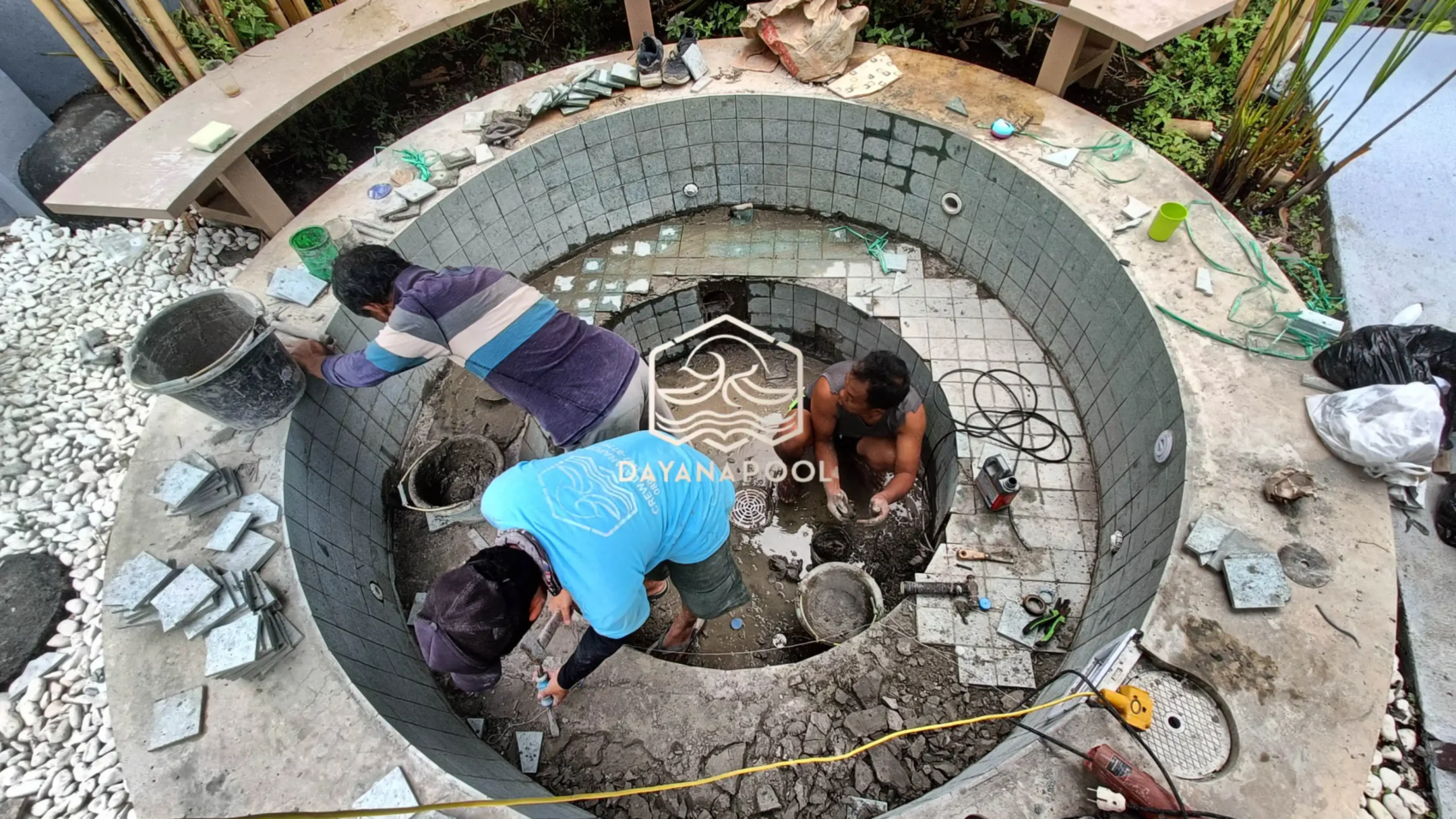 proses finishing jakuzzi menggunakan batu alam sukabumi