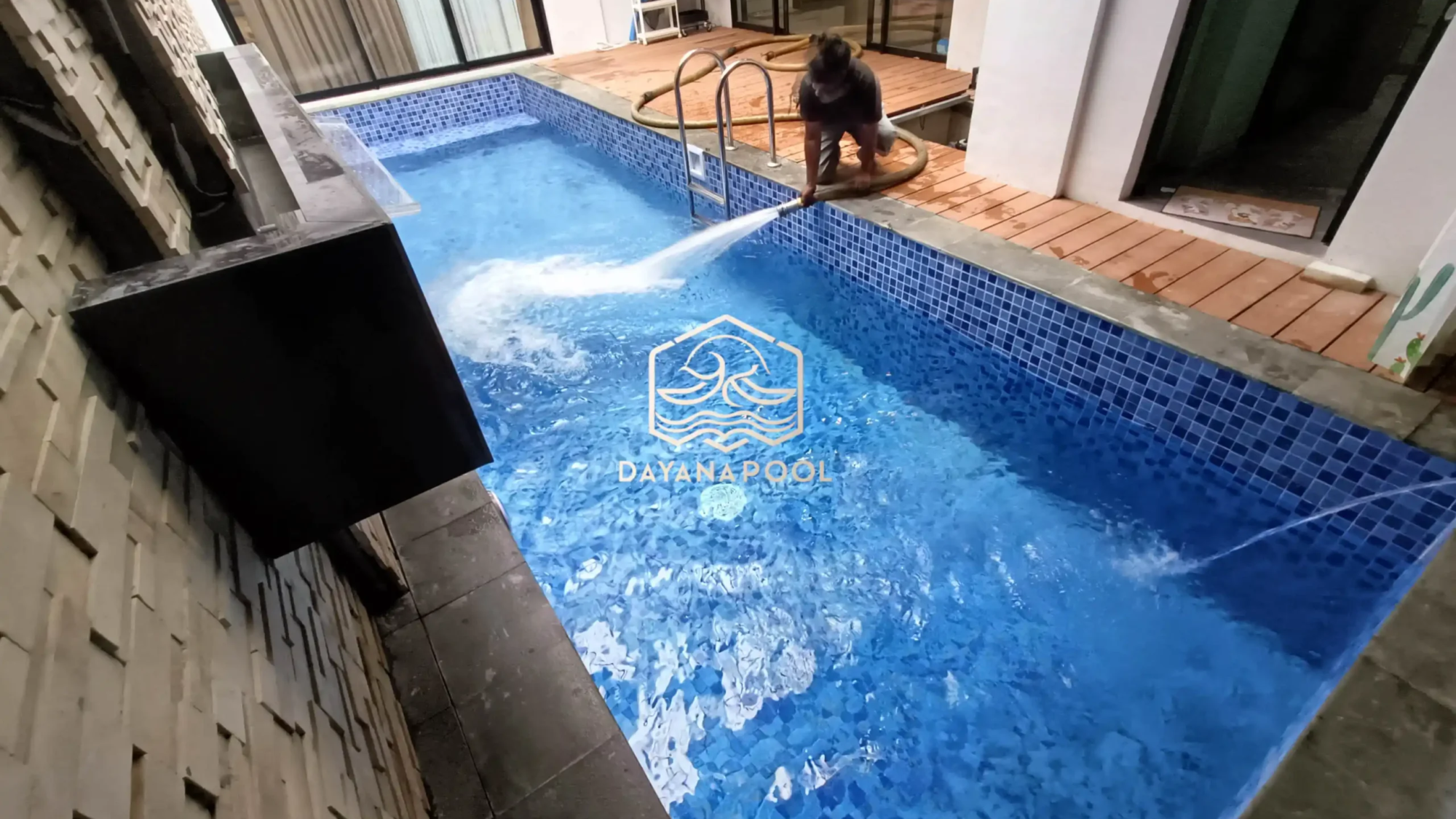 proses pengisian kolam renang