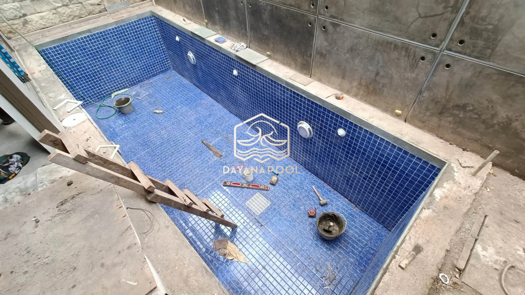 pengenatan kolam renang