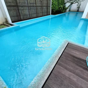 kolam renang overflow buatan dayanpool dengan finishing mozaik kudalaut
