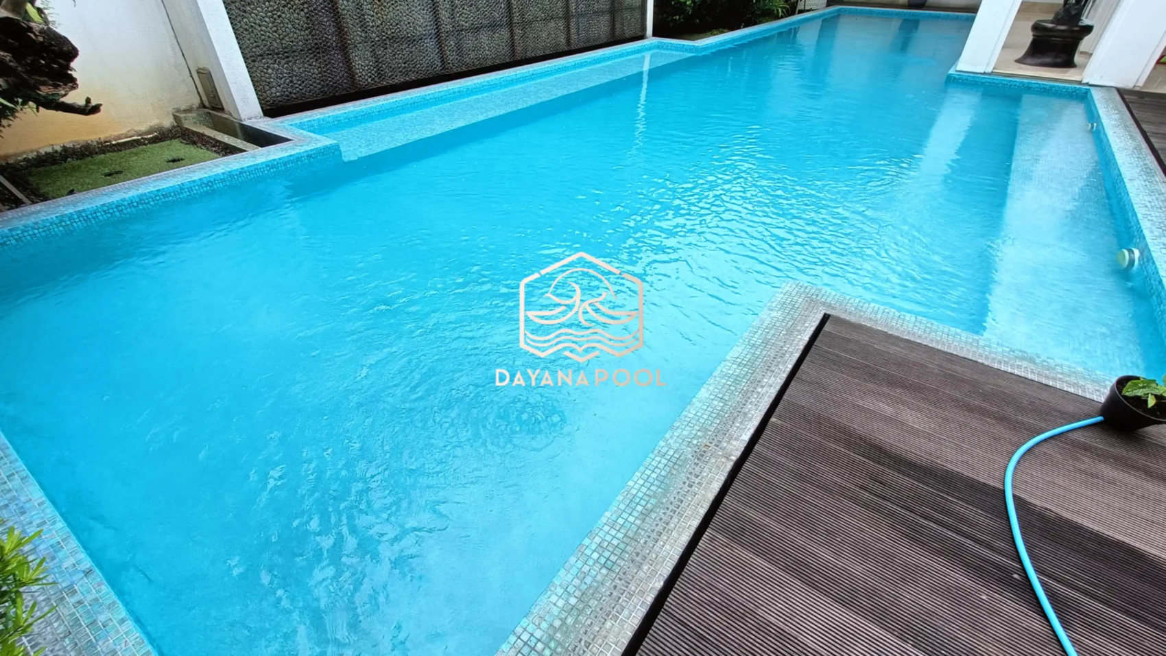 kolam renang overflow buatan dayanpool dengan finishing mozaik kudalaut