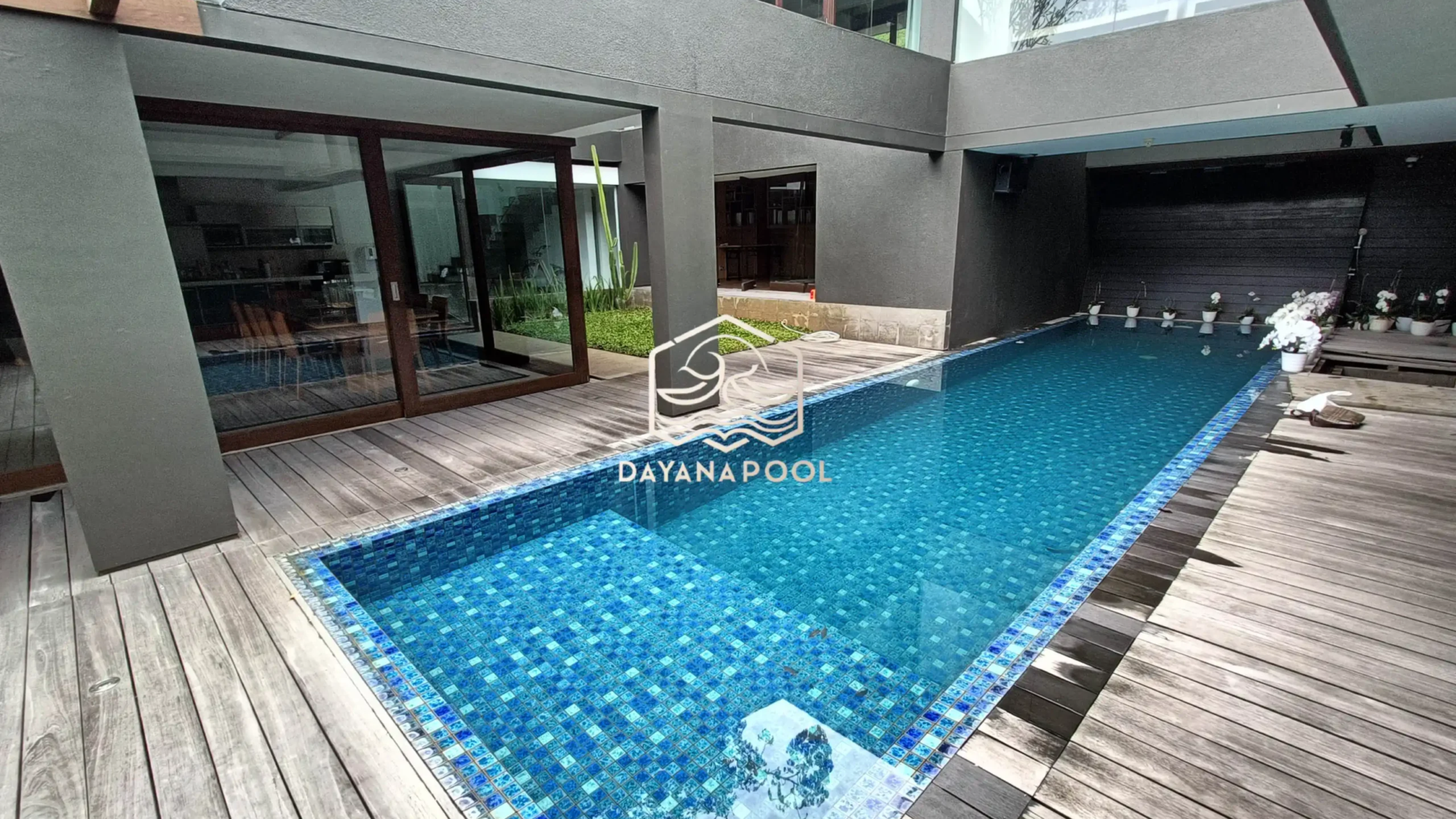 kolam renang overflow buatan dayanpool dengan finishing mozaik kudalaut