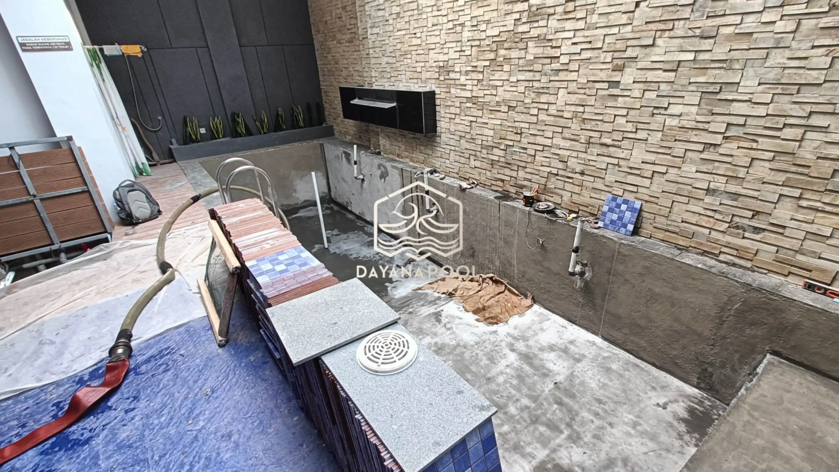 renovasi kolam renang tahap plester