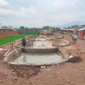 proses pembuatan kolam renang umum berbentuk angka 8 oleh tim dayanapool