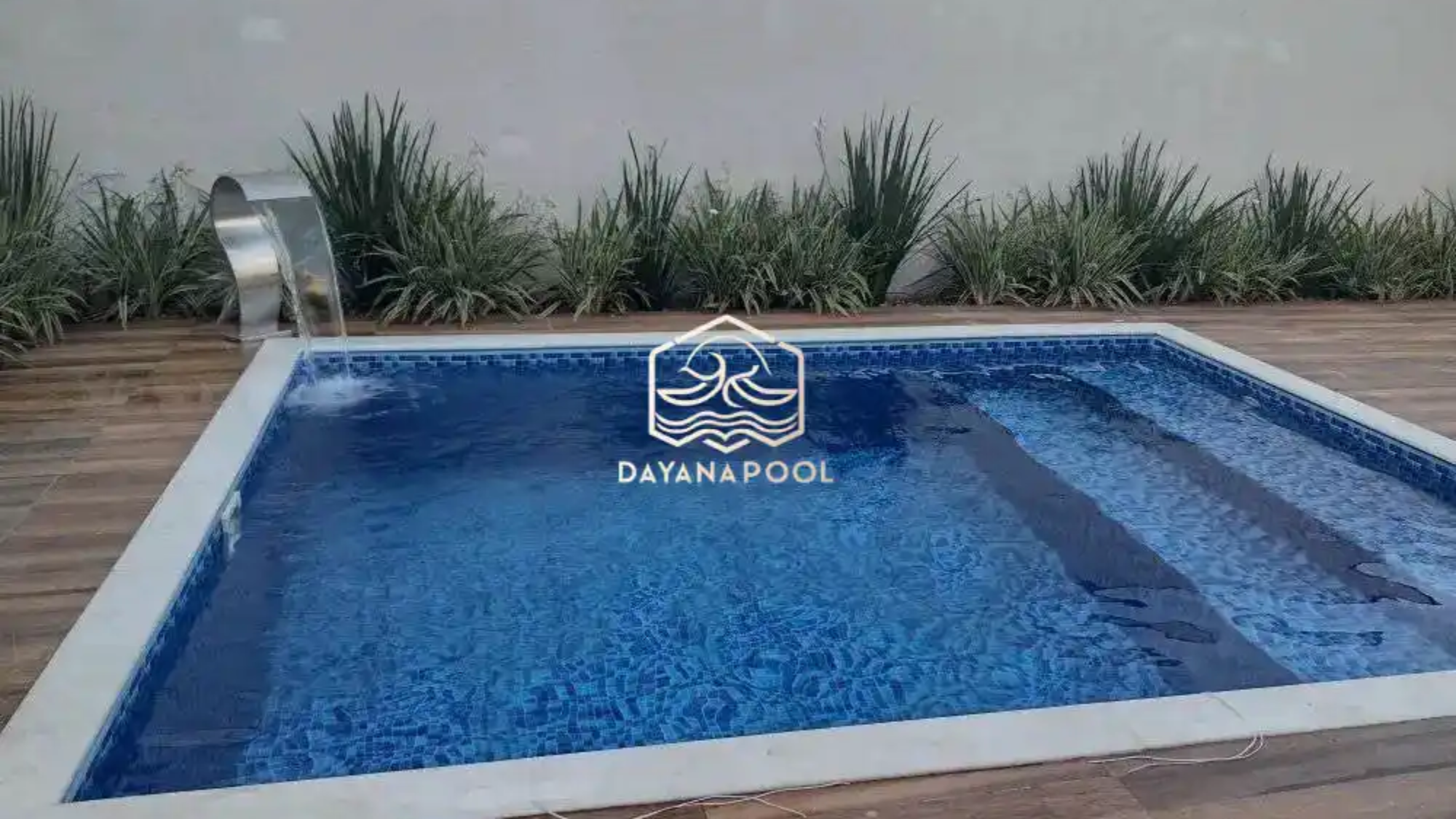 kolam renang skimmer dengan waterfall angsa