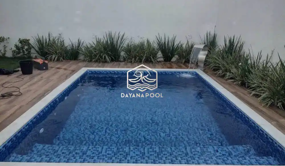 kolam renang skimmer dengfan finishing keramik motif mozaik biru